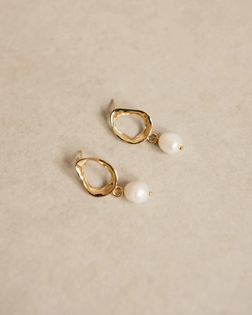 //swift-landing-page-theme.myshopify.com/cdn/shop/files/cocoa-pearl-gold-earrings-alohas-562722.webp?v=1716371155&width=500